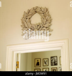 Hölzerne Kranz über Tür Stockfoto