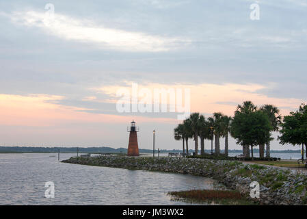 Mini-Leuchtturm am Ende der kleinen Halbinsel im Kissimme zur See Tohopekaliga (Toho) führen. Teil des Parks am Seeufer... Stockfoto