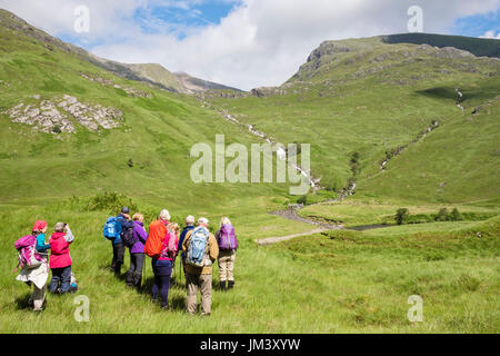 Wanderer, die betrachten, Aonach Beag aus Glen Nevis-Tal in der Nähe von Fort William, Lochabar, Inverness-Shire, Highland, Schottland, UK, Großbritannien Stockfoto