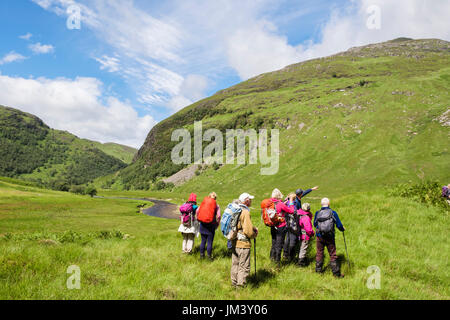 Wanderer, Blick nach Norden über Wasser von Nevis River in Glen Nevis Tal zu betrachten. Fort William-Lochabar-Inverness-Shire-Hochland Schottland UK Großbritannien Stockfoto