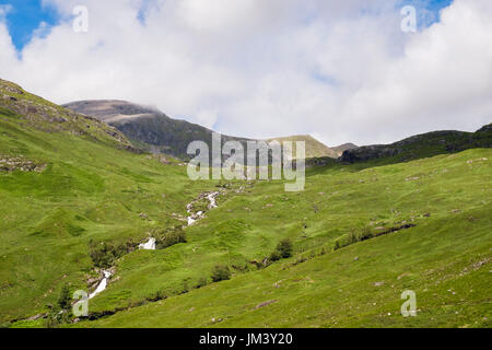 Allt Coire Giubhsachan Gebirgsbach zum Einsturz von Ben Nevis vom Glen Nevis-Tal in den Bergen der Mamores. Fort William Highland, Schottland, Vereinigtes Königreich Stockfoto