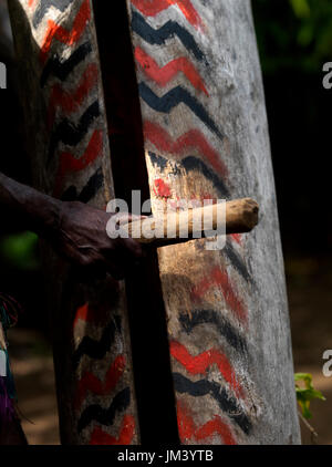 Kleine Nambas Stammesangehörige schlagen auf einen Gong Schlitztrommel während des Palm Tree Tanzes, Malekula Insel, Gortiengser, Vanuatu Stockfoto