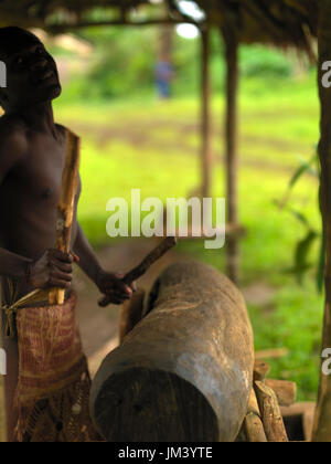 NI-Vanuatu schlagen auf einen Schlitz Trommel, Provinz Sanma, Espiritu Santo, Vanuatu Stockfoto