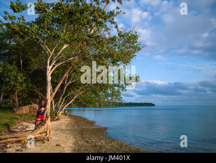 Junge stand vor einem türkisblauem Wasser und weißem Sand auf Erakor Strand, Provinz Shefa, Efate Island, Vanuatu Stockfoto