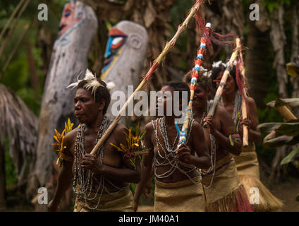 Kleine Nambas Stammesfrauen tanzen vor Schlitz Gong Trommeln während des Palm-Baum-Tanzes, Malekula Insel, Gortiengser, Vanuatu Stockfoto