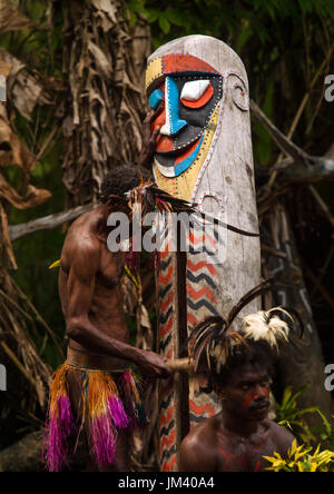 Kleine Nambas Stammesangehörige schlagen auf einen Gong Schlitztrommel während des Palm Tree Tanzes, Malekula Insel, Gortiengser, Vanuatu Stockfoto