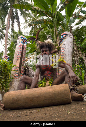 Mann schlug auf einer Schlitztrommel während des Palm-Baum-Tanzes des kleinen Nambas Stammes, Malekula Insel, Gortiengser, Vanuatu Stockfoto