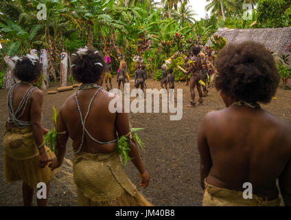 Kleine Nambas Stammesangehörigen bedeckt mit Palmenblättern tanzen vor Schlitz Gong Trommeln während des Palm-Baum-Tanzes, Malekula Insel, Gortiengser, Vanuatu Stockfoto