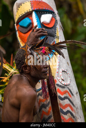 Kleine Nambas Stammesangehörige schlagen auf einen Gong Schlitztrommel während des Palm Tree Tanzes, Malekula Insel, Gortiengser, Vanuatu Stockfoto