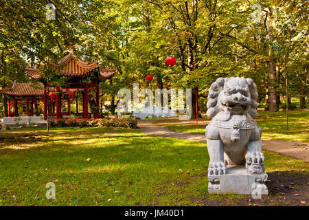 Chinesischer Garten mit Pagode Pavillon, Laternen und bewachen Löwen im lazienk Park (königlichen Bäder Park), Warschau, Polen Stockfoto