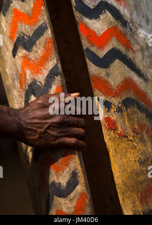 Kleine Nambas Stammesangehörige schlagen auf einen Gong Schlitztrommel während des Palm Tree Tanzes, Malekula Insel, Gortiengser, Vanuatu Stockfoto