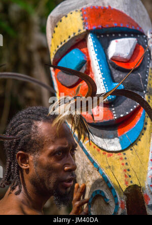 Kleine Nambas Stammesangehörige schlagen auf einen Gong Schlitztrommel während des Palm Tree Tanzes, Malekula Insel, Gortiengser, Vanuatu Stockfoto