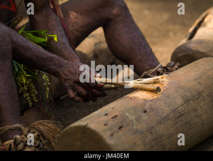 Kleine Nambas Stammesangehörige schlagen auf einen Gong Schlitztrommel während des Palm Tree Tanzes, Malekula Insel, Gortiengser, Vanuatu Stockfoto