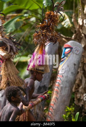 Nambas Kleinkinder tanzen vor Schlitz Gong Trommeln während des Palm-Baum-Tanzes, Malekula Insel, Gortiengser, Vanuatu Stockfoto