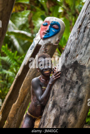 Kleine Nambas Stamm junge vor einem riesigen Schlitz Gong drum während einer Zeremonie, Malekula Insel, Gortiengser, Vanuatu Stockfoto