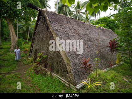 Eine Frau, die vorn einen traditioneller Treffpunkt genannt ein Nakamal wo nur Männer geben können, Provinz Malampa, Malekula Insel, Vanuatu Stockfoto