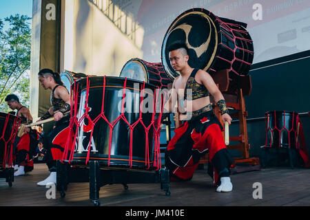 Moskau, Russland - 16. Juli 2017: Musiker ASKA-GUMI spielen die Taiko-Trommeln auf Szene während des japanischen Festivals. Stockfoto