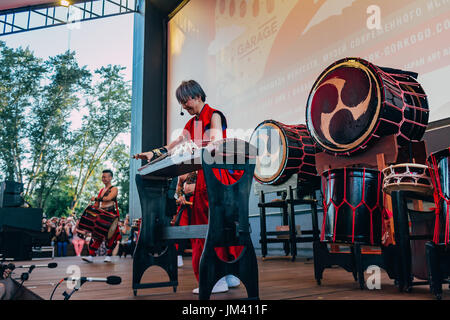 Moskau, Russland - 16. Juli 2017: Musiker ASKA-GUMI spielen Taiko-Trommeln, Shakuhachi und Koto-Szene während des japanischen Festivals. Stockfoto