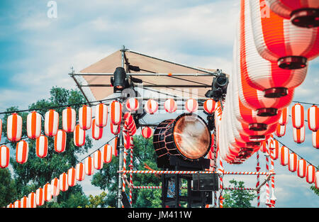 Japanische Trommeln Taiko auf der Bühne der Yaguro. Papierlaternen Sie rot-weiße Chochin Kulisse für den Urlaub Obon. Stockfoto