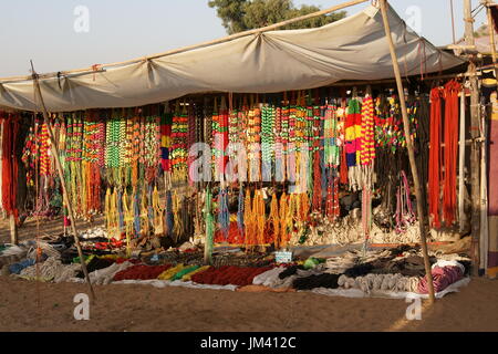 Marktstand Verkauf von bunten Zäume und Zubehör für Kamele und Pferde auf der Pushkar Camel Fair Rajasthan Indien Stockfoto
