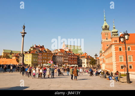 Warschau, Polen - 4. Oktober 2014: Touristen genießen einen sonnigen Herbsttag am Burgplatz in der Altstadt von Warschau. Stockfoto