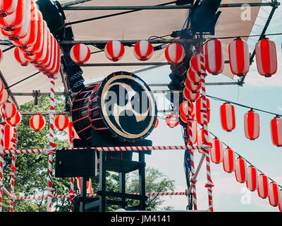 Japanische Trommeln Taiko auf der Bühne der Yaguro. Papierlaternen Sie rot-weiße Chochin Kulisse für den Urlaub Obon. Stockfoto