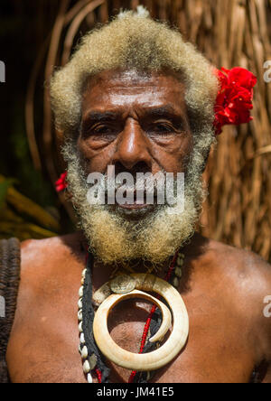 Porträt von Häuptling Etul vor einem riesigen Schlitz im Kommandobereich/Rom Tanz drum, Insel Ambrym, Fanla, Vanuatu Stockfoto