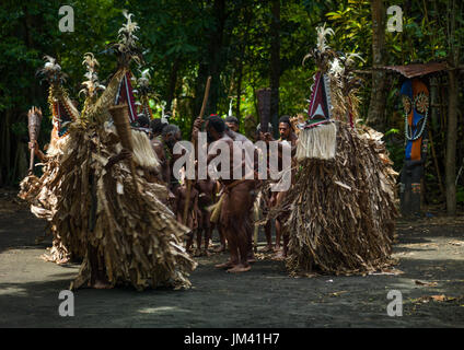 Stammesangehörigen gekleidet in bunte Masken und Kostüme aus den Blättern der Bananenstauden, die Durchführung einer Rom Tanz, Insel Ambrym, Fanla, Vanuatu Stockfoto