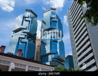 HONG KONG - 16. Juli 2014: Lippo Centre Doppelturm Wolkenkratzer. Die Lippo Centre ist ein Zwilling Türmen Bürokomplex befindet sich in Admiralty auf Hong Kong Stockfoto