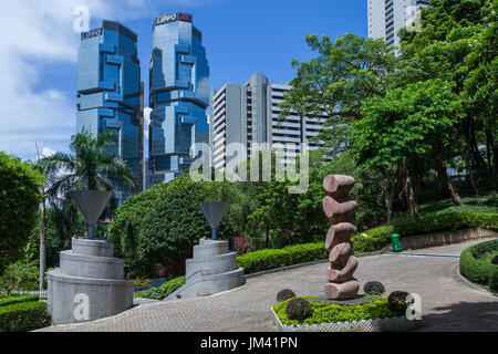 HONG KONG - 16. Juli 2014: Lippo Centre Doppelturm Wolkenkratzer. Die beiden Türme des Lippo Center in Admiralty bewundern vom Hong Kong Park Stockfoto