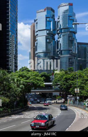 HONG KONG - 16. Juli 2014: Lippo Centre Doppelturm Wolkenkratzer. Lippo Centre Doppelturm Wolkenkratzer neben der Cotton Tree Drive Straße in Admiralty auf Stockfoto