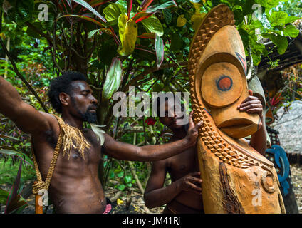 Stammesangehörigen vor einem Schlitz Gong drum, Insel Ambrym, Fanla, Vanuatu Stockfoto