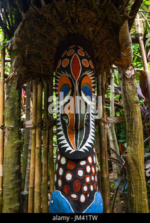 Malte Grade Statue im Wald machte mit Baumfarnen, Ambrym Insel, Fanla, Vanuatu Stockfoto