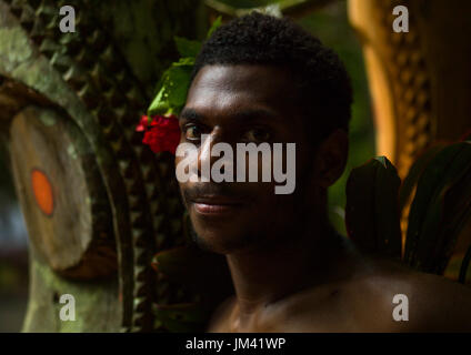 Stammesangehörige vor Schlitz Trommeln, Insel Ambrym, Fanla, Vanuatu Stockfoto