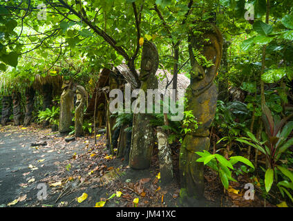 Schlitz Gong Drums und Farn Baum Klasse Figuren in den Dschungel, Insel Ambrym, Olal, Vanuatu Stockfoto