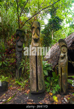 Schlitz Gong Trommeln in den Dschungel, Insel Ambrym, Olal, Vanuatu Stockfoto