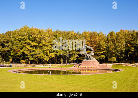 Warschau, Polen - 2. Oktober 2014: Chopin Denkmal in Lazienki Park (royl Bäder Park). Im Jahre 1907 entworfen von waclaw Szymanowski. Stockfoto