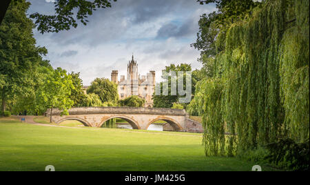 Eine Landschaft-Blick über den Fluss Cam mit Blick auf den historischen Gebäuden der Universität, Cambridge, Cambridgeshire, Großbritannien Stockfoto