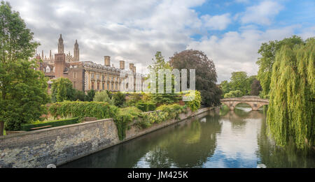 Eine herrliche Aussicht auf Clare College der Universität Cambridge, genommen von einer Brücke über den Fluss Cam, Cambridgeshire, Großbritannien Stockfoto