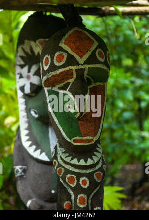 Bemalte Schlitz Gong Trommeln in den Dschungel, Insel Ambrym, Olal, Vanuatu Stockfoto