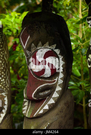 Bemalte Schlitz Gong Trommeln in den Dschungel, Insel Ambrym, Olal, Vanuatu Stockfoto