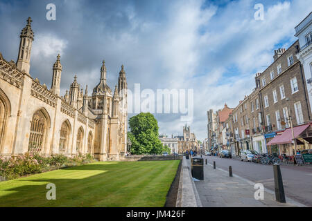 Eine Landschaft, die auf der Suche Blick auf des Königs-Parade-Straße im Stadtzentrum von Cambridge mit King College auf der linken Seite, Cambridge, Cambridgeshire, Großbritannien Stockfoto