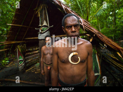 Porträt von Häuptling Sekor und seinem Vater vor einer gemalten Grade Statue, Insel Ambrym, Olal, Vanuatu Stockfoto