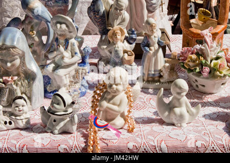 Barcelona, Spanien - 26. September 2014: Vintage Porzellanfiguren zum Verkauf auf einem Flohmarkt. Stockfoto