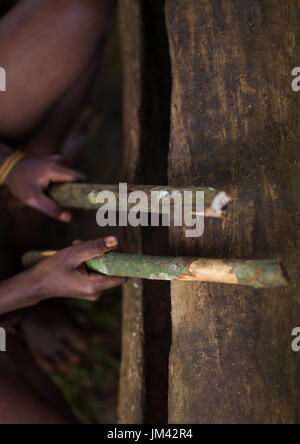 NI-Vanuatu schlagen auf einen Schlitz Trommel, Provinz Sanma, Espiritu Santo, Vanuatu Stockfoto