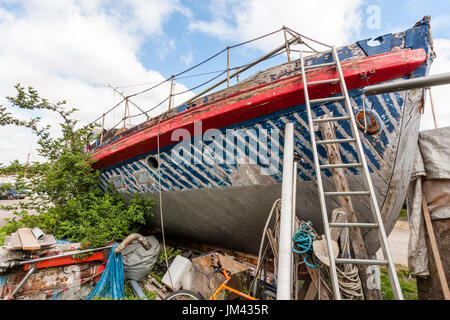 Bow View von trockenen angedockt ehemaligen Rettungsboot mit abblätternder Farbe sehr gut überstanden. Leiter bis Hauptdeck. Stockfoto
