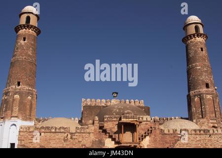 Minarett der historischen Jama Masjid Moschee in der Wüste Stadt Nagaur in Rajasthan, Indien. Stockfoto