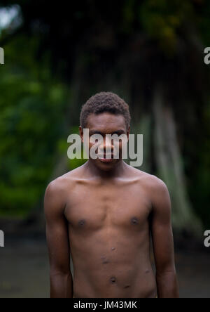 Teenager steht in der Mitte der feierlichen quadratisch, Insel Tanna, Yakel, Vanuatu Stockfoto