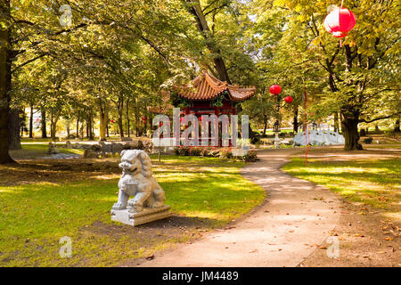 Chinesischen Garten mit Pavillon Pagode, Laternen und Bewachung Löwe im Lazienk Park (Königlichen Bäder), Warschau, Polen Stockfoto