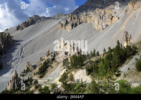 Straße Trog Mondlandschaft auf Casse Deserte, Col d'Isoard, Französische Alpen, Frankreich. Stockfoto